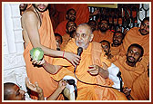 Swamishri, after the arti, humored the sadhus and devotees with praise for the vegetables