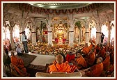 Swamishri and devotees engaged in singing thal during annakut offering