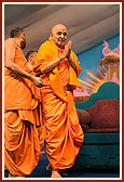 Swamishri arrives on stage for his morning puja