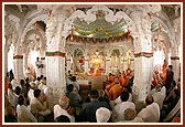 Swamishri and devotees engaged in singing thal during annakut offering