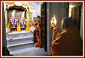 Swamishri performs arti of Thakorji on New Year's Day
