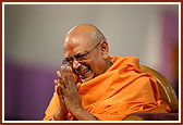 Tyagvallabh Swami bows to the devotees during 'samip darshan'