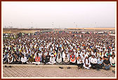 Volunteers enthusiastically wait for Swamishri's darshan