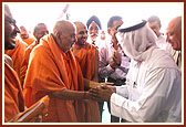 Swamishri blesses Kamal Hasan, poet from Bahrain