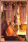 Swamishri commence his morning puja 