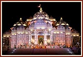 The dances and folk presentations were not limited to the monument, the 600 children and youth performed from the parikrama as well