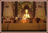 Swamishri, dignitaries and everyone present performed arti as an offering of respect to this monument of peace and unity – 20,000 lamps, all moving together as one arti