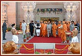 Swamishri, President Shri APJ Abdul Kalam, Prime Minister Shri Manmohan Singh and Leader of Opposition Shri L.K. Advani walk out towards the Akshardham Monument