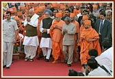 Swamishri, President Shri APJ Abdul Kalam, Prime Minister Shri Manmohan Singh and Leader of Opposition Shri L.K. Advani walk out towards the Akshardham Monument