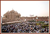 Crowds gathered for the Dedication Ceremony in the evening. Over 20,000 people attended in person, and many more watched the ceremony live on television