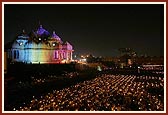 Swamishri, dignitaries and everyone present performed arti as an offering of respect to this monument of peace and unity – 20,000 lamps, all moving together as one arti