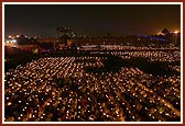 Swamishri, dignitaries and everyone present performed arti as an offering of respect to this monument of peace and unity – 20,000 lamps, all moving together as one arti