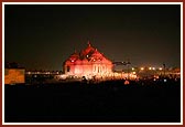 Pramukh Swami Maharaj presented a shawl and momento personally to the dignitaries