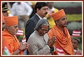 Swamishri with the Dignitaries walking towards the Monument