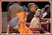 Swamishri and dignitaries avidly watching the proceedings