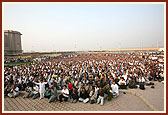 Devotees wait for Swamishri's darshan