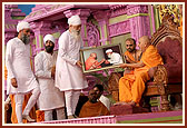Swamishri presents a memento to the leader of Namdhari Sikh sect