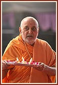 Swamishri performs arti of Thakorji in the conclusion to the assembly in honor of 7,000 BAPS volunteers who served during the festival