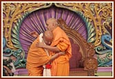 Swamishri garlands and blesses Ishwarcharan Swami for successfully coordinating the Akshardham project