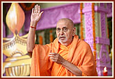 Swamishri gestures his hand in blessing to all