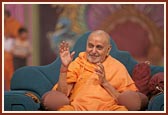 Swamishri blesses the volunteers during 'samip darshan'