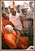 Swamishri spends light moments with Shri Ragha Bharwad