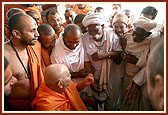 Swamishri spends light moments with Shri Ragha Bharwad