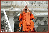 Swamishri blesses the volunteers from the mandir podium