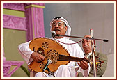 Shri Kamal Hasan sings a song praise of Swamishri during his morning puja