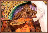 Swamishri sanctifies Kamal Hasan’s musical instrument