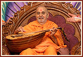 Swamishri sanctifies Kamal Hasan’s musical instrument