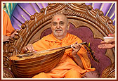 Swamishri sanctifies Kamal Hasan’s musical instrument