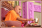 Swamishri sanctifies the janois (sacred threads) with chandan, rice grains and roses