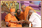 Swamishri blesses a visitor