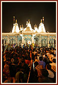Volunteers and devotees during Sandhya arti