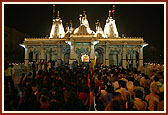 Volunteers and devotees throng in large numbers for Sandhya arti darshan of Thakorji