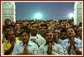 Volunteers and devotees eagerly engaged in darshan of Sandhya arti