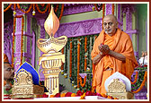 Swamishri performs final rituals of Mahapuja