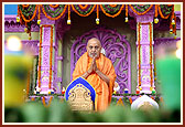 Swamishri performs concluding rituals of New Year's Mahapuja