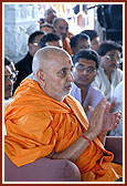 'Jamone jamadu re Jivan mara ...' Swamishri devotionally sings thal