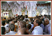 Devotees engaged in Annakut darshan
