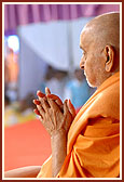 Prays to Shri Harikrishna Maharaj