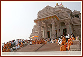 Swamishri exiting from the monument after the murti-ratishtha ceremony