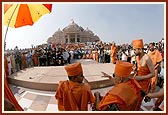 Swamishri exiting from the monument after the murti-ratishtha ceremony