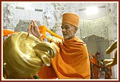 Pujya Mahant Swami, Pujya Doctor Swami and Pujya Kothari Swami perform the pratishtha rituals of Guru Parampara