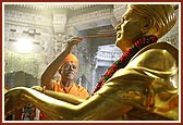 Pujya Mahant Swami, Pujya Doctor Swami and Pujya Kothari Swami perform the pratishtha rituals of Guru Parampara