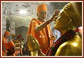 Swamishri performs pujan ritual of Guru Parampara