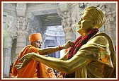 Swamishri performs pujan ritual of Guru Parampara