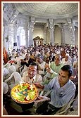 Swamishri, senior sadhus and devotees perform the pratishtha arti 