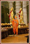 Swamishri hails the 'jais' of Bhagwan Swaminarayan and Guru Parampara